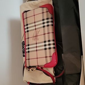 Authentic Burberry Haymarket Check Peyton Clutch/convertible crossbody bag